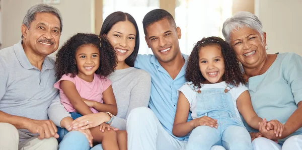 Retrato Tempo Feliz Família Sala Estar Sofá Com Sorriso Abraço — Fotografia de Stock