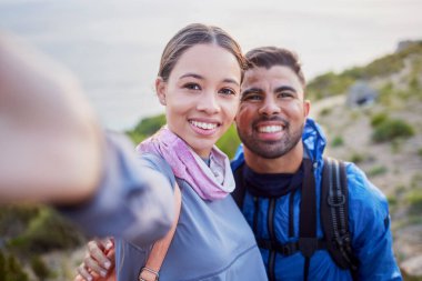 Erkek, kadın ve gezgin selfie portresi. Tatilde açık hava macerası için aşk, mutluluk ve doğa. Genç mutlu çift, sosyal ağla ilgilenmek, kaynaşmak ve tatil için blog ve dağ.