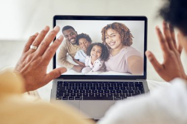 Laptop ekranı, video çağrısı ve aile, iletişim ve sevgi, büyükanne ve büyükbaba ve çocuklarla el sallıyor. Teknoloji ile el, yüz ve özen ve sanal sohbet ile insanlar, refah ve nesiller.