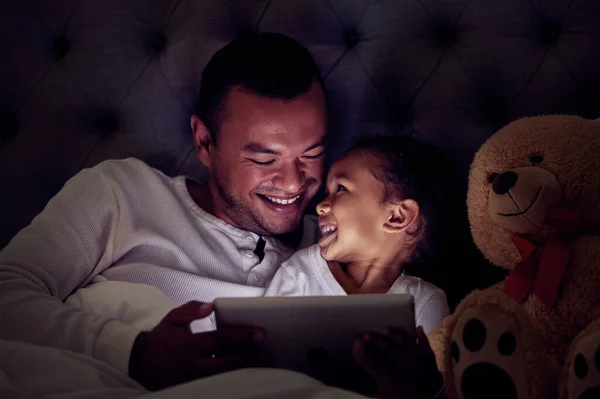 Vader Kind Bed Met Tablet Leesboek Nachts Samen Een Film — Stockfoto