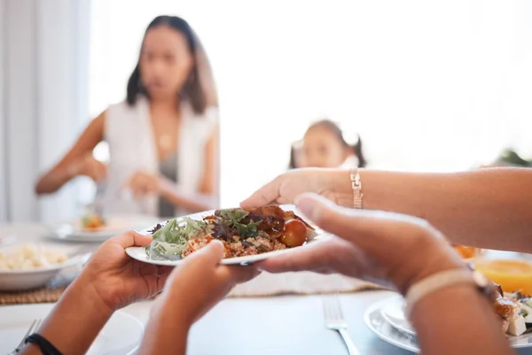 Οικογένεια Φαγητό Και Μεσημεριανό Ένα Τραπέζι Χέρια Ανθρώπων Που Σερβίρουν — Φωτογραφία Αρχείου