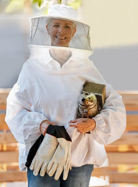 Kobieta Pszczelarka Portret Bezpieczeństwa Lub Gospodarstwo Stroju Pszczelarskim Wizja Lub — Zdjęcie stockowe