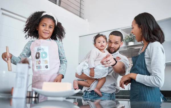 厨房烹调 指尖和家人快乐的父母 婴儿和孩子学习烘焙食物 粘合和享受乐趣 黑人家庭的爱 孩子的成长和父母教孩子烘焙 — 图库照片