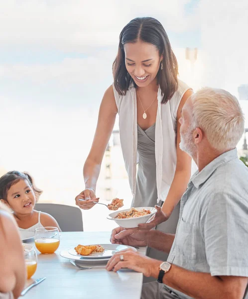 午餐和妇女在家里的饭桌上为父亲提供食物 提供营养 饮食和健康 母亲和女儿在家里和爷爷一起吃饭以表亲热 — 图库照片