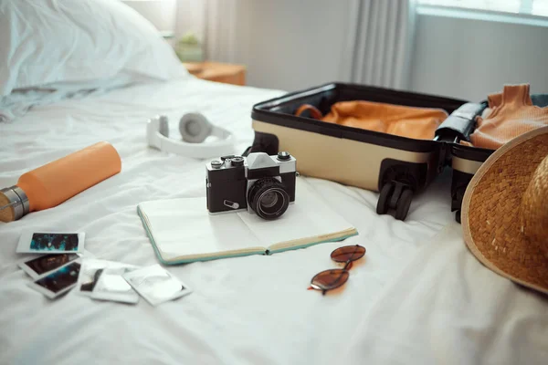 Hotel Utazás Hálószoba Egy Bőrönddel Fényképezőgép Képek Ágyon Nyaralás Nyaralás — Stock Fotó