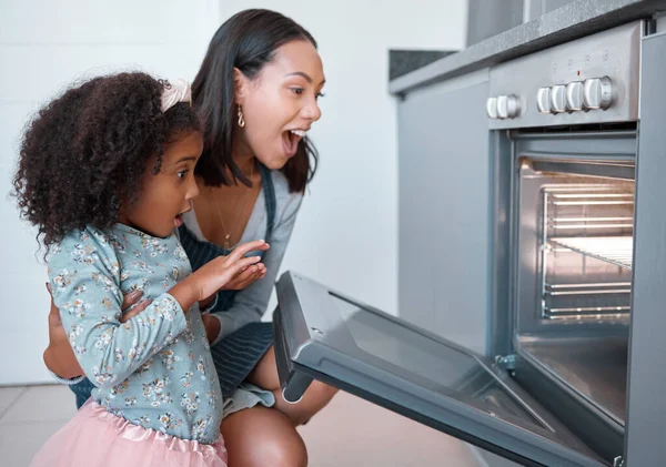 妈妈和女孩兴奋的在烤箱里烤 检查结果 一起工作和学习烘焙家庭食谱 儿童发展 快乐的家庭烹调以及妇女和儿童的结合时间 — 图库照片