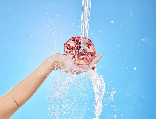 Νερό Splash Και Ρόδι Χέρια Της Γυναίκας Για Υγεία Αντιοξειδωτικό — Φωτογραφία Αρχείου