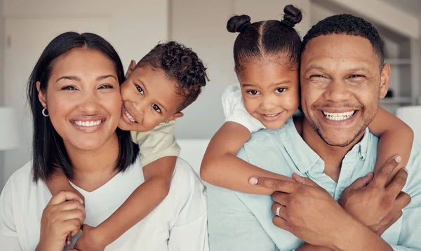 Schwarze Familie Kinder Und Huckepack Hause Mit Mutter Vater Und — Stockfoto