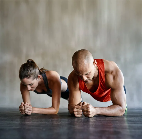 Mit Ein Paar Brettern Topform Bleiben Zwei Personen Machen Brettübungen — Stockfoto