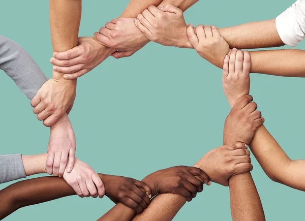 Mensen Diversiteit Handen Ineen Samenwerking Voor Vertrouwen Tegen Een Studioachtergrond — Stockfoto