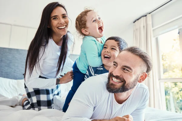 Familia Retrato Riéndose Cama Casa Divirtiéndose Uniéndose Cómic Amor Cuidado — Foto de Stock