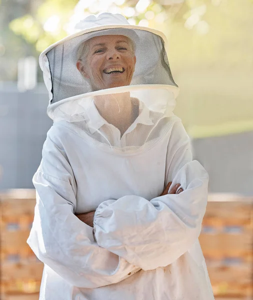 养蜂人农民和快乐的妇女画像 笑容满面 穿着专业裤子和安全制服 成年养蜂人的幸福 自豪和自信适合在农场里受到保护 — 图库照片