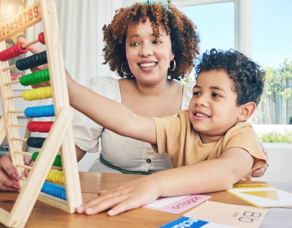 与母亲一起学习 算盘和教育 与儿子一起学习 以便在家上学 上幼儿园和做家教 儿童发展和与黑人妇女和儿童一起学习五彩缤纷的数学或创造性课程 — 图库照片