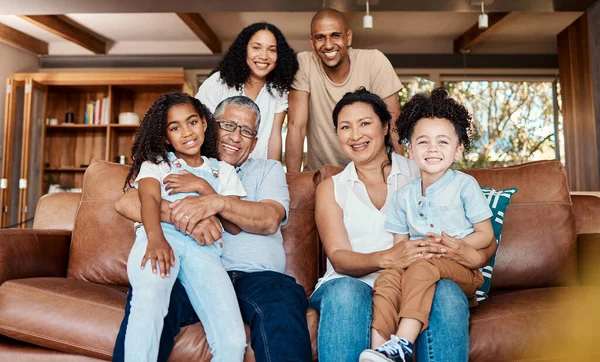 Familia Negra Sala Estar Abrazo Retrato Una Madre Padre Hijos —  Fotos de Stock