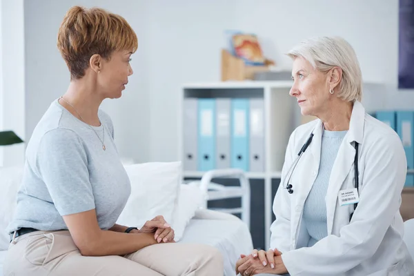 Médico Consulta Paciente Mujer Para Atención Médica Servicios Clínicos Asesoramiento —  Fotos de Stock