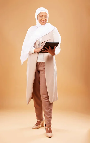 Mutlu Müslüman Kadın Tablet Teknoloji Stüdyo Arka Planında Web Sitesi — Stok fotoğraf