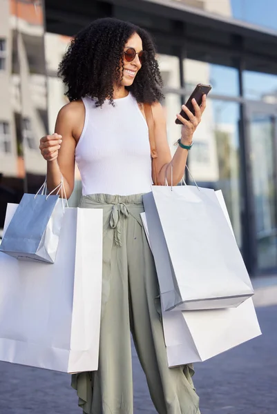 Shopping Client Heureux Femme Avec Sourire Téléphone Sur Réduction Vente — Photo
