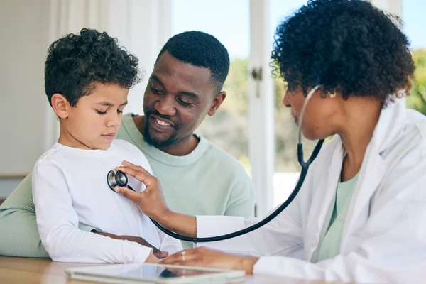 Afrikanischer Vater Kind Und Ärztin Mit Stethoskop Der Arztpraxis Zur — Stockfoto