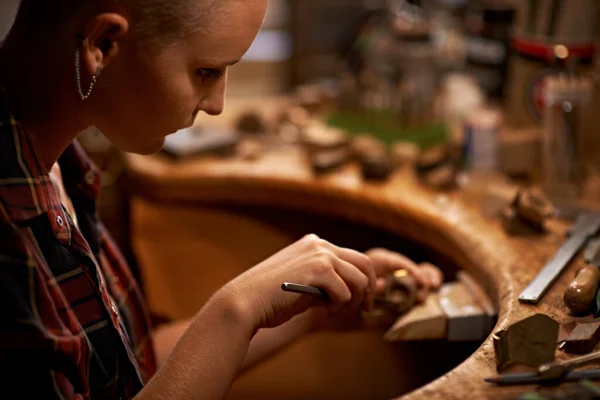 当生活给你的手 一个年轻的女人在一个木制工作站用工具干活 — 图库照片