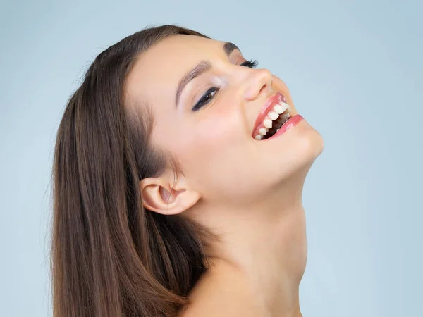 Maquillaje Cosméticos Rostro Mujer Con Sonrisa Sobre Fondo Azul Para — Foto de Stock
