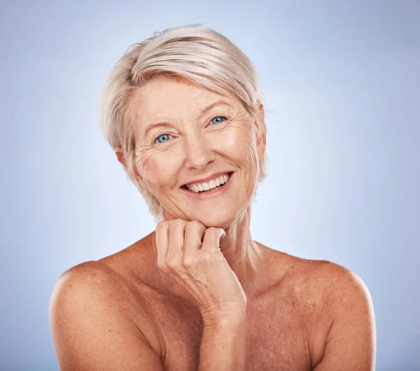 抗衰老 成熟的女人 脸上挂着笑容 背景在工作室里 肉毒杆菌和胶原蛋白 快乐的老妇人从加拿大与健康 健康和皱纹在清洁的皮肤上 — 图库照片