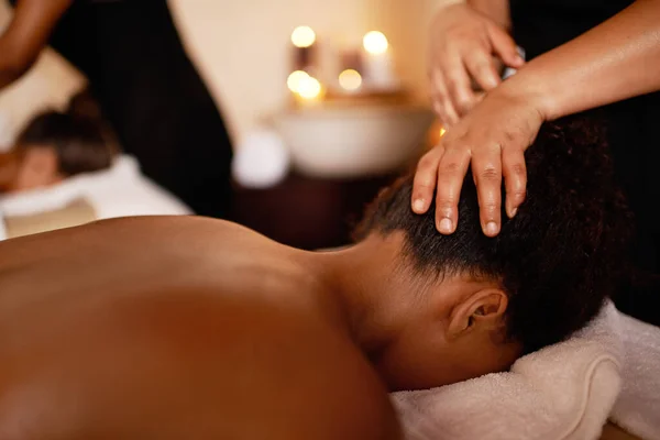 Lui Donner Une Longueur Avance Jeunes Femmes Profitant Massages Relaxants — Photo
