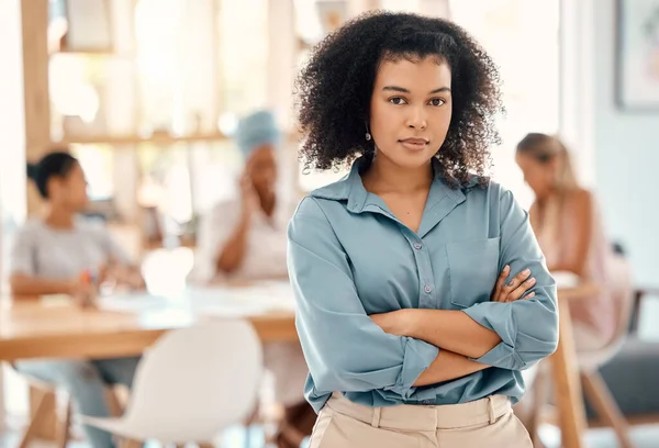领导能力 黑人妇女和在职领导 自豪以及与妇女进行商业会晤的经理 与员工一起对创新 激励或创业计划有想法的远见 目标和商业女性 — 图库照片