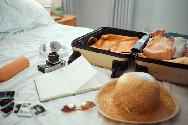 Utazás Poggyász Hálószoba Egy Bőrönddel Kalap Kamera Egy Ágyban Egy — Stock Fotó
