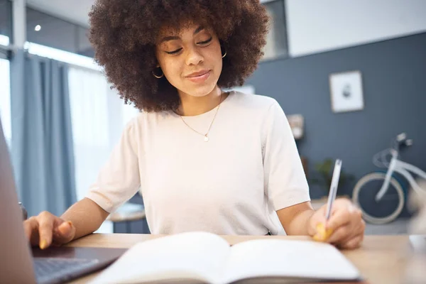 学生研究 写作笔记和黑人妇女在家用电脑上的远程教育 忙于技术数据测试 电子学习和网络大学信息的工作 规划和阅读 — 图库照片