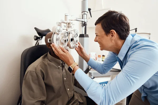 当生活变得模糊时 请预订一次视力测试 用光学折射器检查病人眼睛的视光师开枪射击 — 图库照片