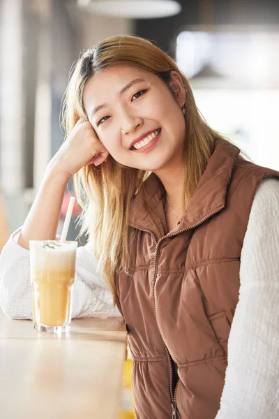 Sabahları Kahvesinde Içki Içen Bir Kadının Portresi Kafesi Gülümse Mutluluk — Stok fotoğraf