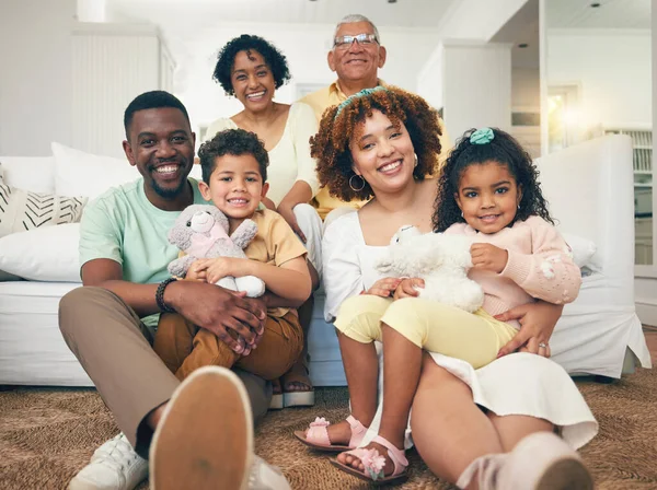 Feliz Interracial Retrato Uma Grande Ligação Familiar Sorrindo Brincando Durante — Fotografia de Stock