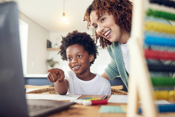Zwarte Familie Moeder Kind Met Laptop Voor Elearning Online Onderwijs — Stockfoto