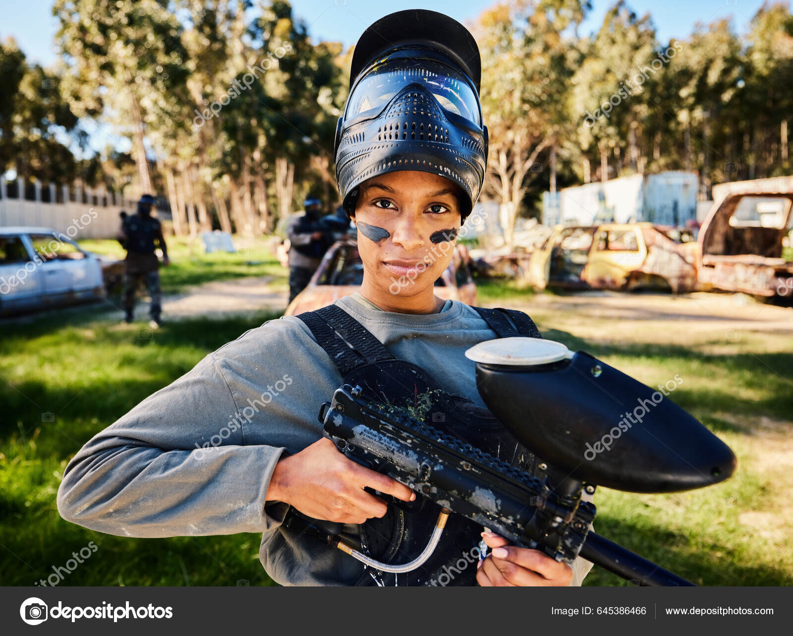 Paintball Σοβαρή Πορτρέτο Της Γυναίκας Όπλο Στο Παιχνίδι Σκοποβολής  Παίζοντας — Φωτογραφία Αρχείου © PeopleImages.com #645386466