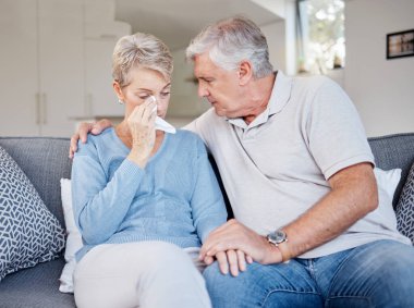 Üzücü, ağlayan ve yaşlı çiftin empati, güven ve zihinsel sağlık sorununa yardım, boşanma ya da kanserin el ele tutuşması. Kötü haber, depresyon ya da ölüm için el ele tutuşan yaşlı çift sevgisi.