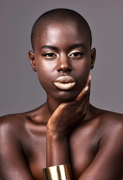 アフリカ系の女性 スタジオポートレートの美しいアフリカ人女性が灰色の背景に立っている — ストック写真
