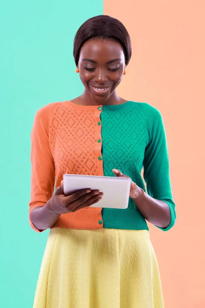 Stylish Tech Savvy Studio Shot Stylish Young Woman Using Tablet — Stock Photo, Image