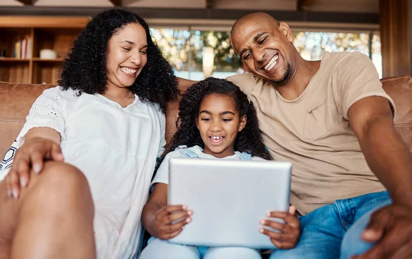 Familie Lachen Ontspannen Meisje Met Tablet Bank Woonkamer Voor Sociale — Stockfoto
