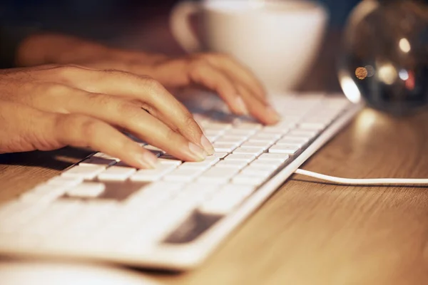 Klavye Eller Gece Çalışan Kadın Çevrimiçi Veri Analizi Geri Bildirim — Stok fotoğraf