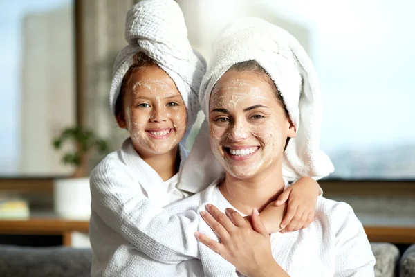 Facial Beauty Skincare Spa Bonding Mother Daughter Portrait Cheerful Loving — Stock Photo, Image
