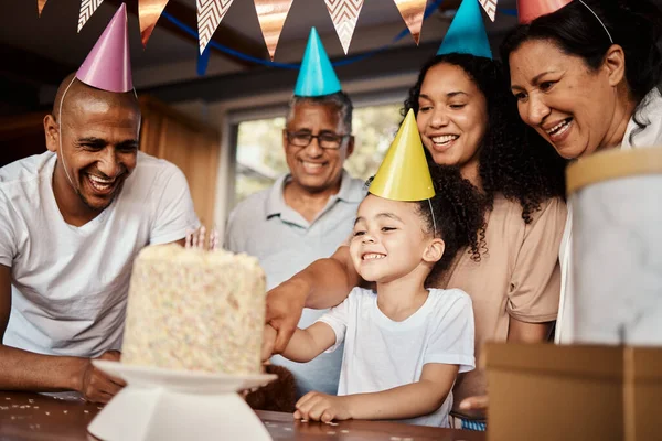 Urodziny Czarna Rodzina Dziewczyna Krojący Tort Domu Podczas Imprezy Lub — Zdjęcie stockowe