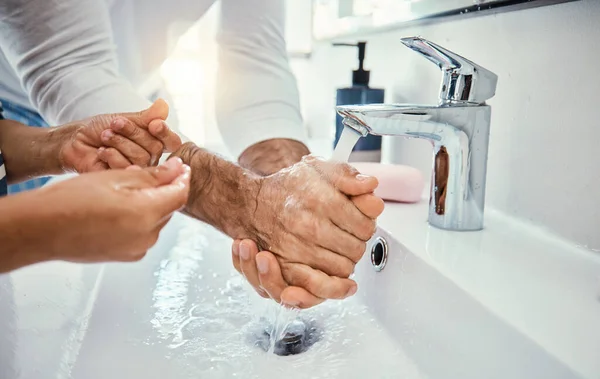 Rengöring Händer Familj Och Tvätt Handfat Badrum För Hälsa Hygien — Stockfoto