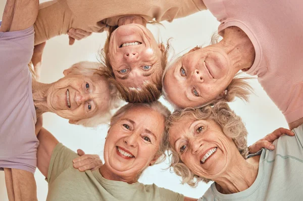 年事已高的朋友圈 在下面的健康课堂上寻求支持 信任和团队建设 伙伴关系 微笑和老年妇女抱在一起 充满动力 健康或希望 — 图库照片