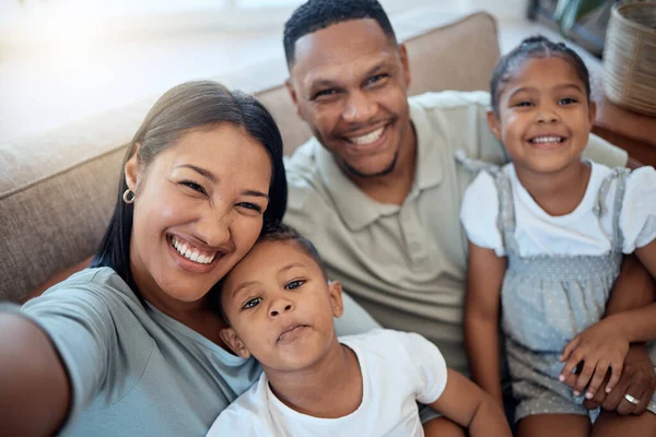 幸せな家族 自撮り 笑顔で母親 父と子供の家の肖像画 朝の幸せと抱擁でソファの上で愛 親のケアと結合と黒の家族 お母さんと男 — ストック写真