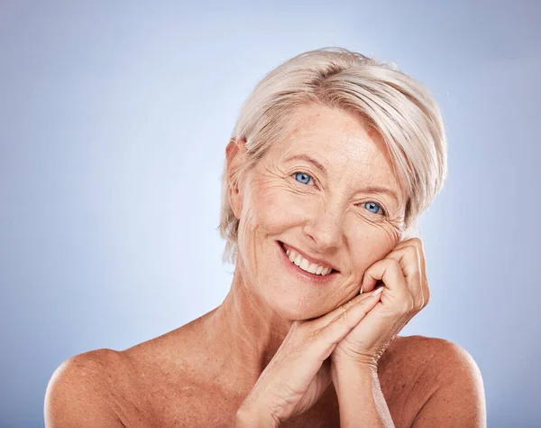 Portret Twarzy Makijaż Starsza Kobieta Studiu Odizolowana Niebieskim Tle Pielęgnacja — Zdjęcie stockowe