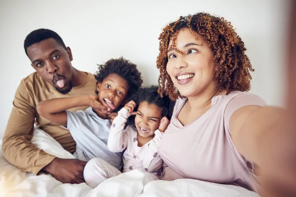 黑人家庭 自私自利和滑稽的脸肖像画在家里的卧室里 笑着在一起玩乐 跨种族 滑稽和父亲 母亲和儿童为了快乐的回忆和社交媒体而拍照 — 图库照片