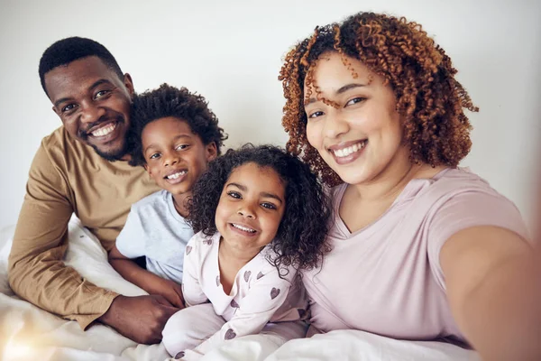 Familia Negra Sonrisa Selfie Retrato Dormitorio Casa Unión Divertirse Juntos — Foto de Stock