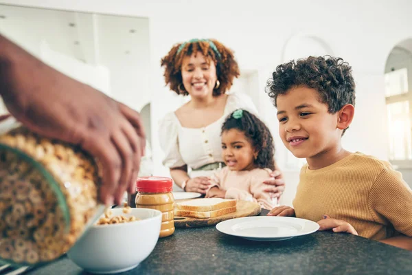 早餐麦片和快乐的黑人家庭孩子 父母吃饭 粘合和准备配料 早上的食物 手和饥饿的妈妈 爸爸和年幼的孩子在家里厨房 — 图库照片
