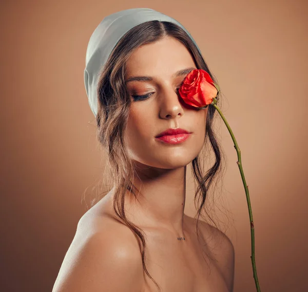 Bloemen Denken Vrouw Met Make Schoonheid Bloemen Wellness Creatief Een — Stockfoto