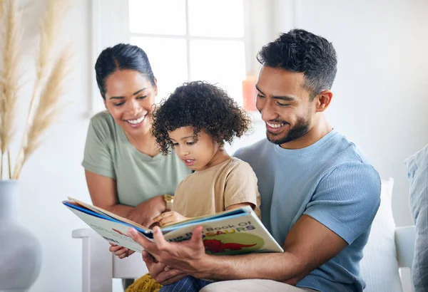 Ensinar Lhe Coisas Novas Tiro Uma Jovem Família Lendo Livro — Fotografia de Stock